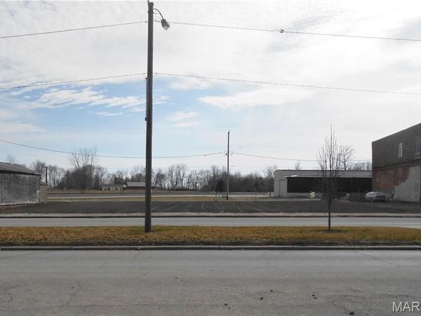 17 E Broadway Street, Witt, IL 62094