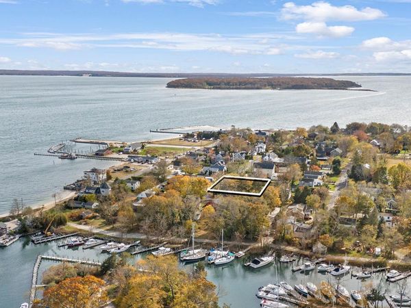 640 Orchard Street, New Suffolk, NY 11956