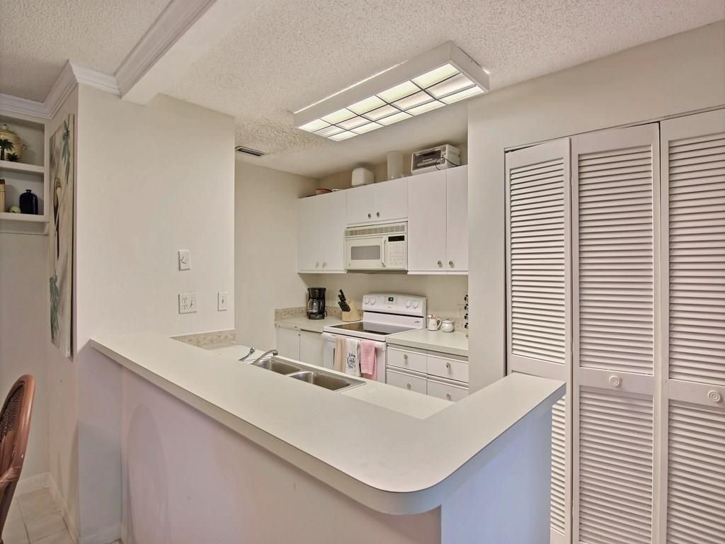 1315 E Winding Oaks Circle, Unit 902, Vero Beach, FL 32963 Photo