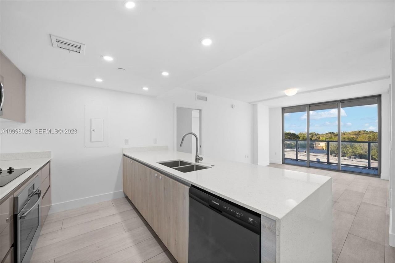 13800 Highland Dr, Unit 504, North Miami Beach, FL 33181 Photo