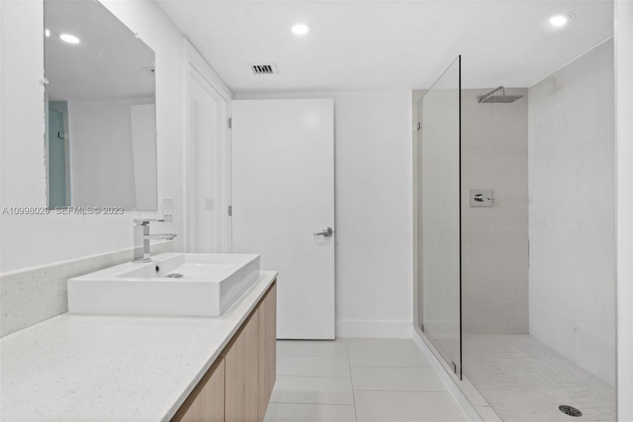 13800 Highland Dr, Unit 504, North Miami Beach, FL 33181 Photo
