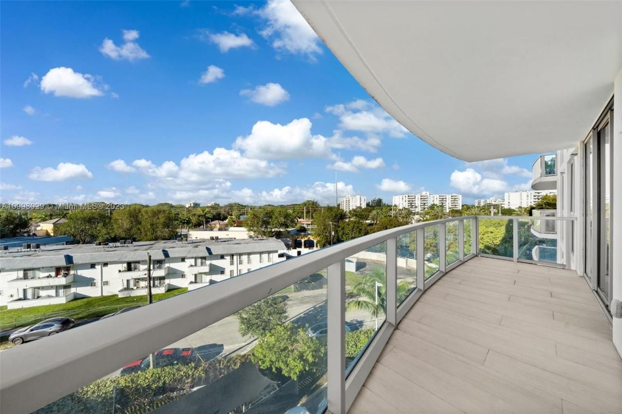 13800 Highland Dr, Unit 504, North Miami Beach, FL 33181 Photo