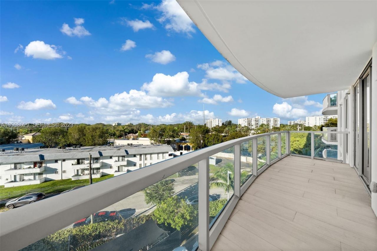 13800 Highland Dr, Unit 504, North Miami Beach, FL 33181 Photo