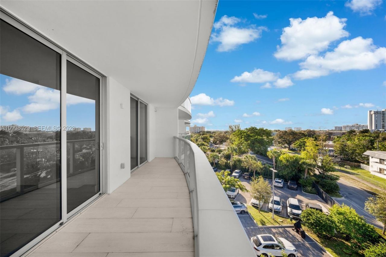 13800 Highland Dr, Unit 504, North Miami Beach, FL 33181 Photo