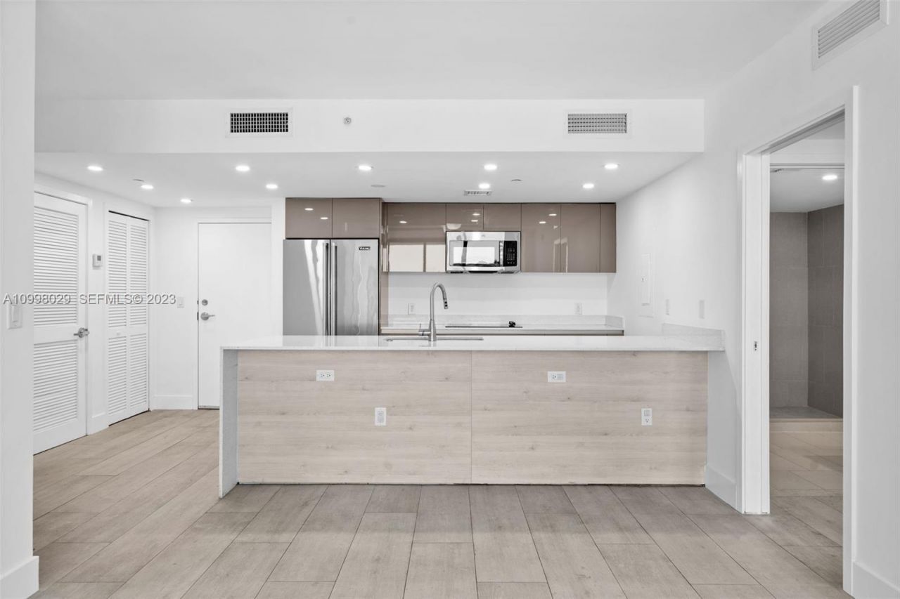 13800 Highland Dr, Unit 504, North Miami Beach, FL 33181 Photo