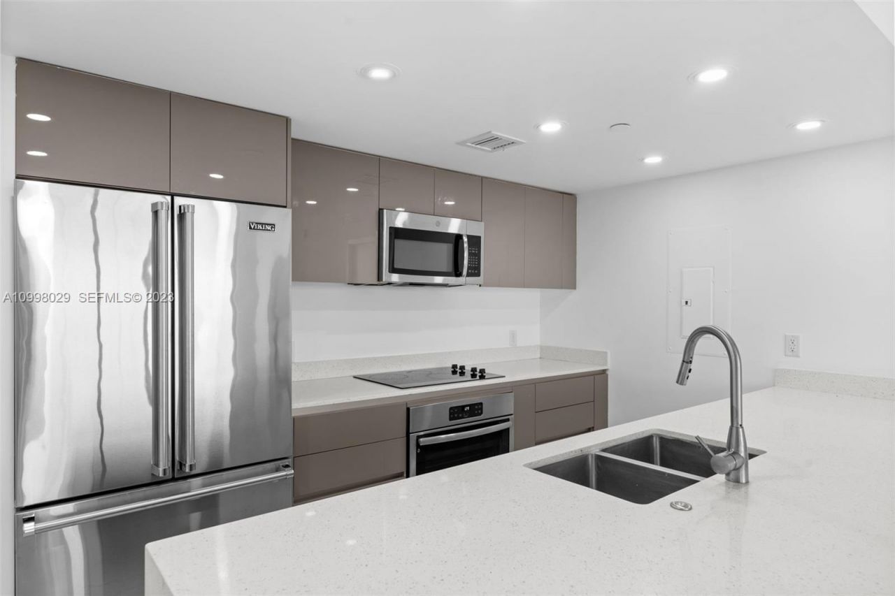 13800 Highland Dr, Unit 504, North Miami Beach, FL 33181 Photo