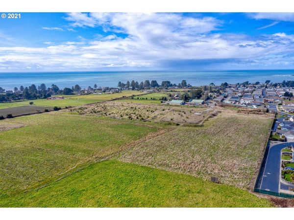 Olsen LN, Unit 103, Brookings, OR 97415