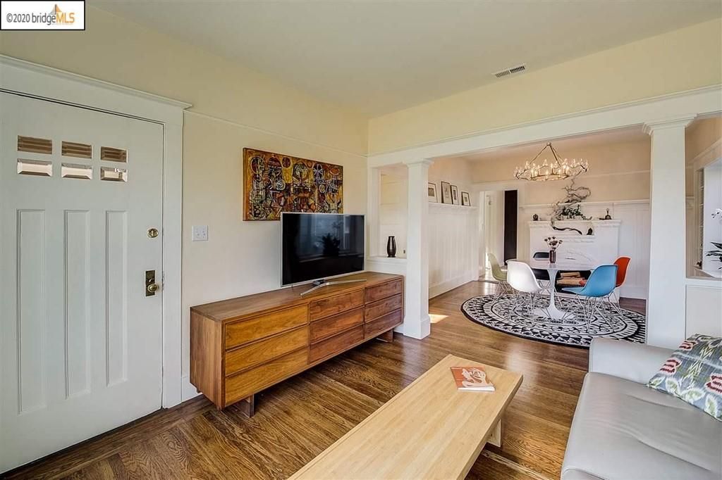 1042 61st St, Oakland, CA 94608 Main Photo