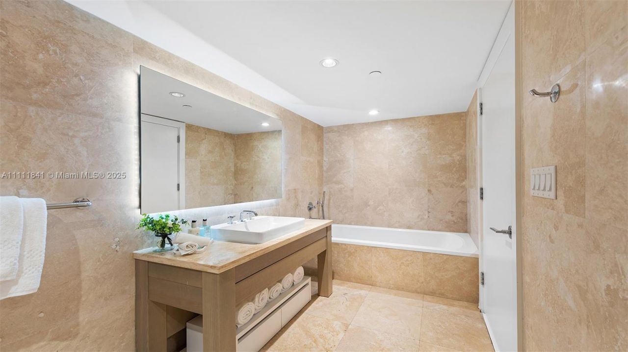 102 24th St, Unit 904, Miami Beach, FL 33139 Photo