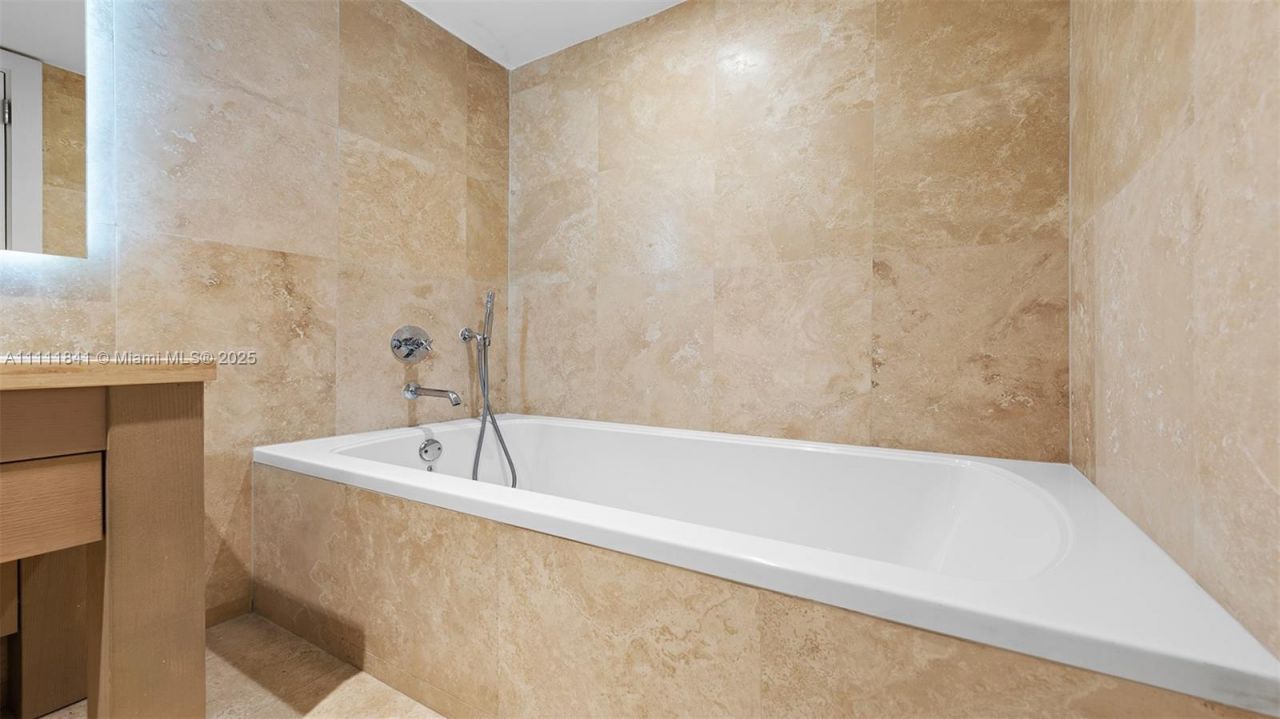 102 24th St, Unit 904, Miami Beach, FL 33139 Photo