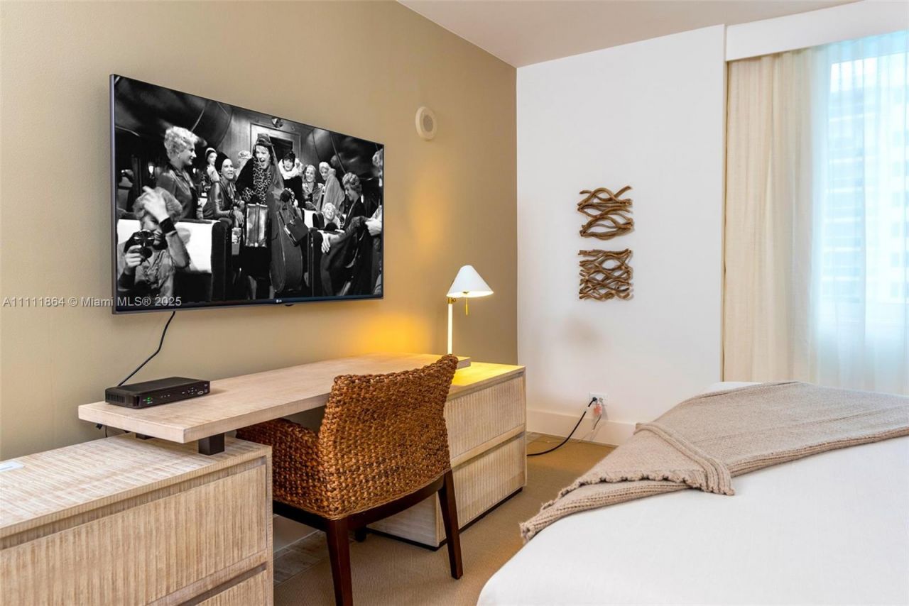 102 24th St, Unit 906, Miami Beach, FL 33139 Photo