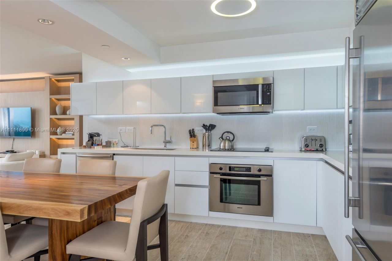 102 24th St, Unit 1015, Miami Beach, FL 33139 Photo