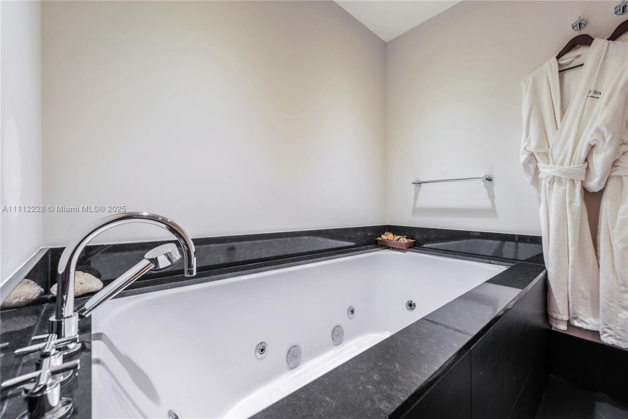 101 20th St, Unit 2707, Miami Beach, FL 33139 Photo