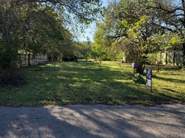 1226 E James Street, Cleburne, TX 76031