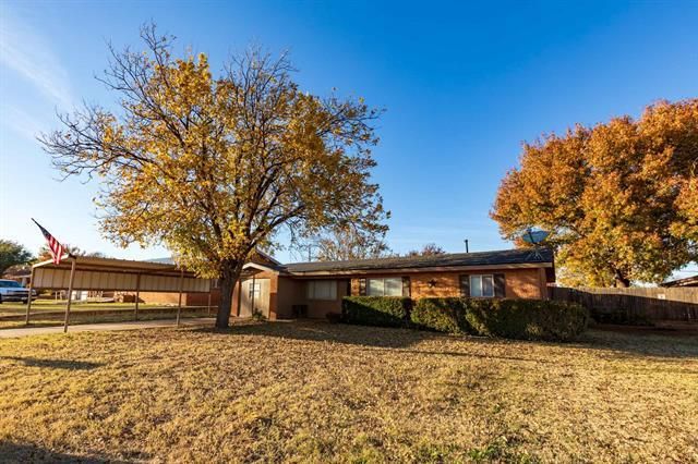 913 E Johnston Street, Rotan, TX 79546 Main Photo