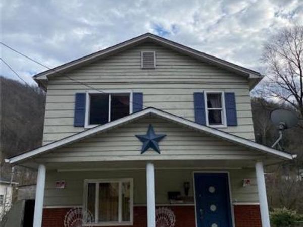 100 HOLLY Avenue, Logan, WV 25601