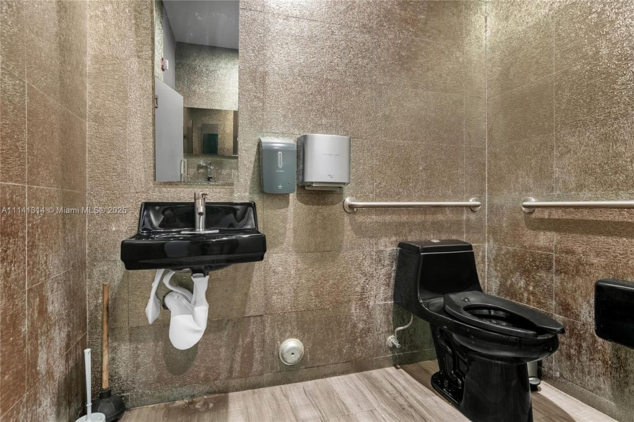 Miracle Mile- Restaurant For Sale, Coral Gables, FL 33134 Photo