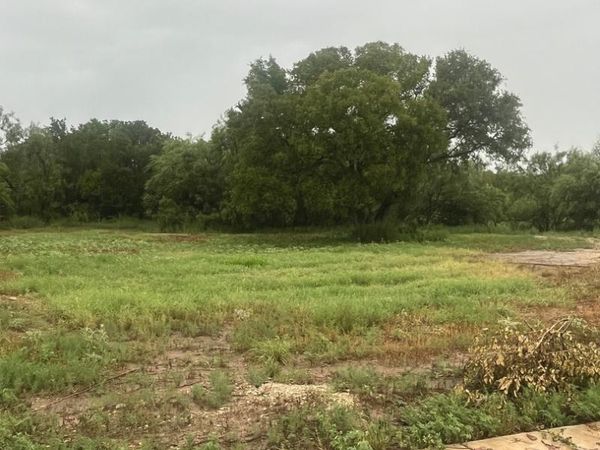 21 Rio Seco Drive, Uvalde, TX 78801