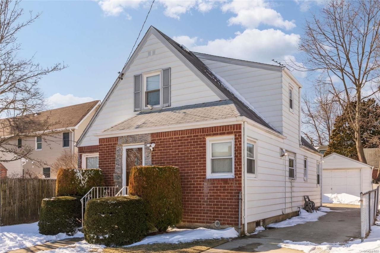 521 S 12th Street, New Hyde Park, NY 11040 Main Photo