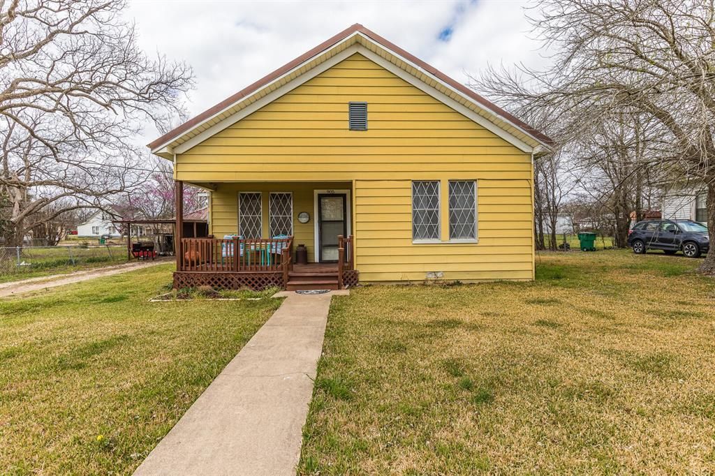 905 E Mclennan Avenue, Mart, TX 76664 Main Photo