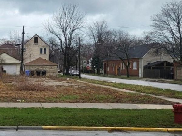 8459 S Manistee Avenue, Chicago, IL 60617