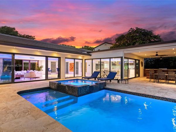 1025 Diplomat Pkwy, Hollywood, FL 33019