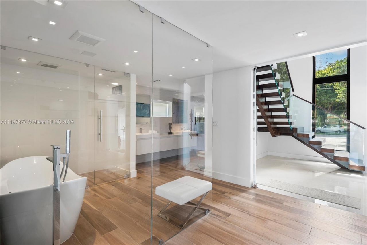 1025 Diplomat Pkwy, Hollywood, FL 33019 Photo