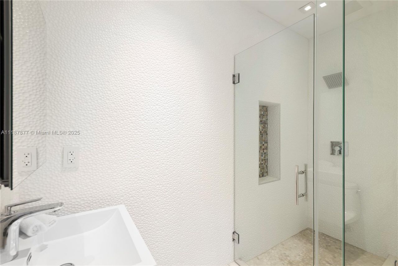 1025 Diplomat Pkwy, Hollywood, FL 33019 Photo