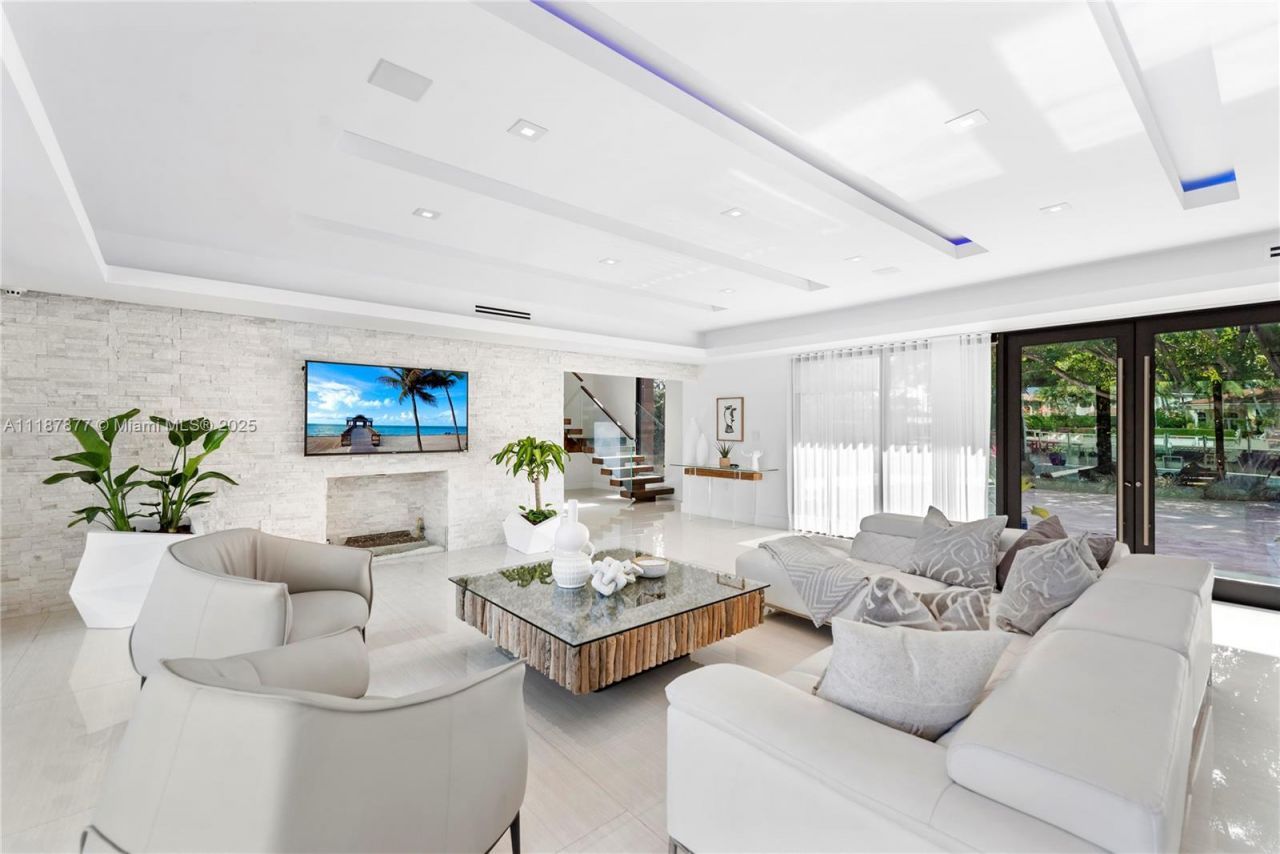 1025 Diplomat Pkwy, Hollywood, FL 33019 Photo