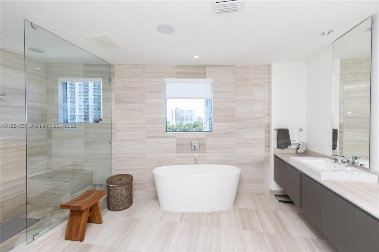 3300 NE 188th St, Unit 618, Aventura, FL 33180 Photo