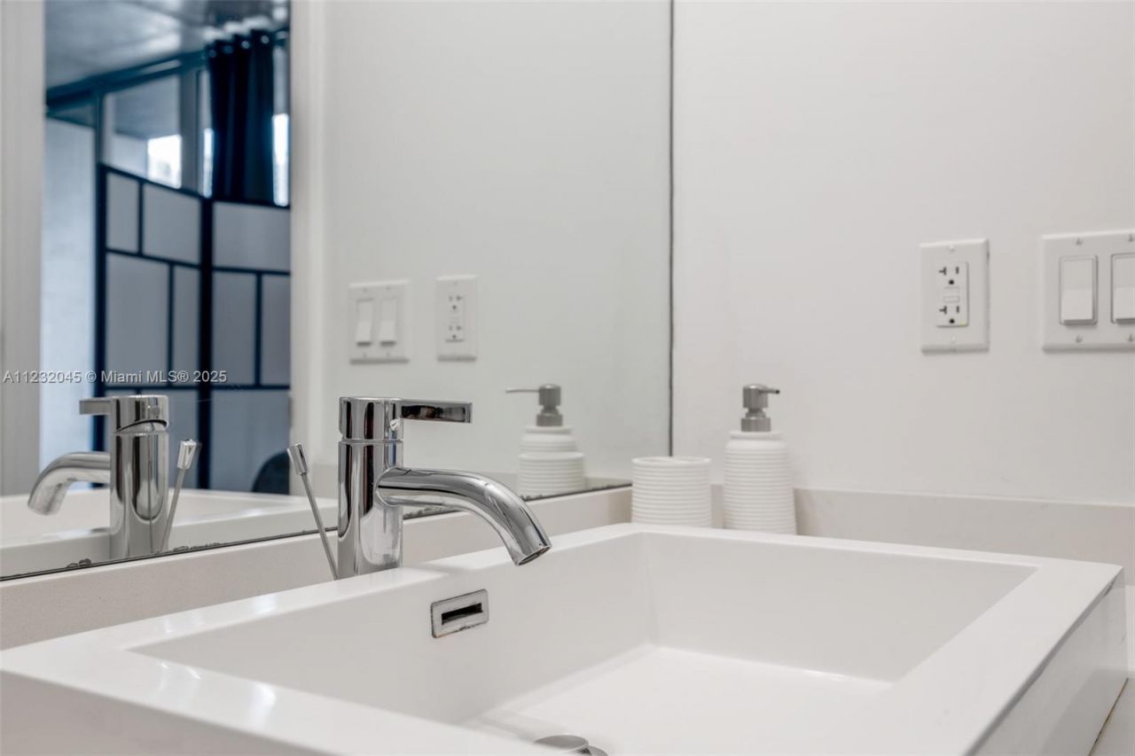 151 SE 1st St, Unit 809, Miami, FL 33131 Photo