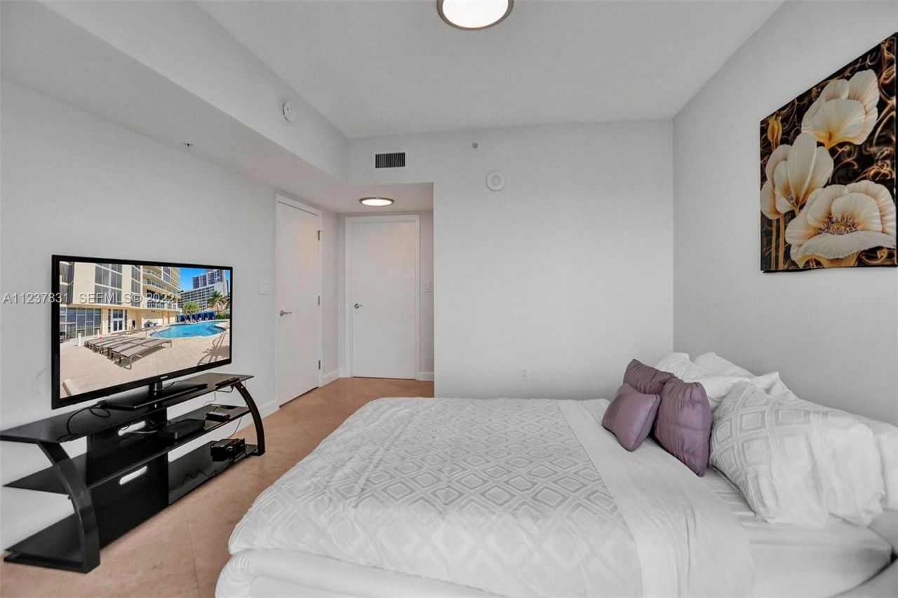 16699 Collins Av, Unit 3105, Sunny Isles Beach, FL 33160 Photo