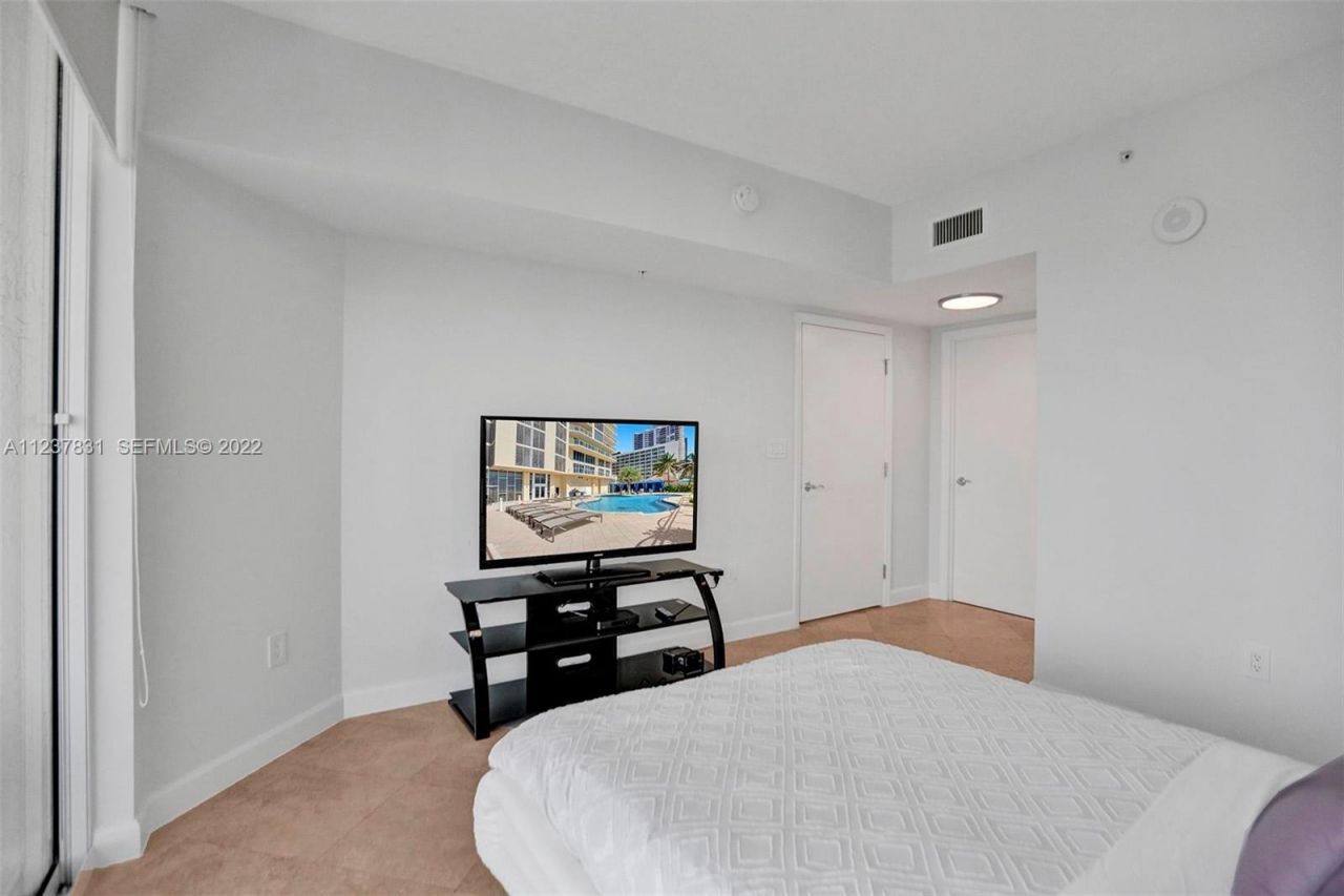 16699 Collins Av, Unit 3105, Sunny Isles Beach, FL 33160 Photo