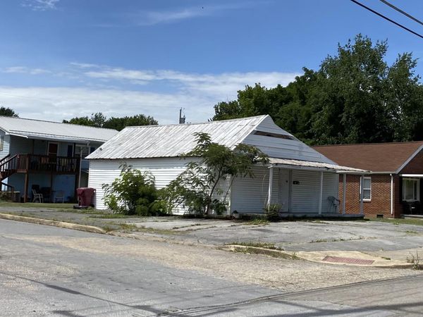 1501 East Fairview Avenue, Johnson City, TN 37601