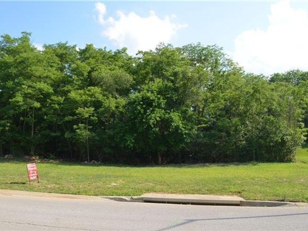 6815 N Myrtle Avenue, Gladstone, MO 64119