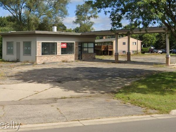 2355 S COMMERCE Road, Wolverine Lake Vlg, MI 48390