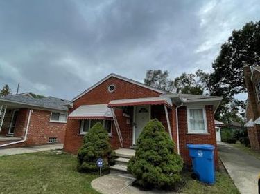 8655 RIVERDALE Street, Dearborn Heights, MI 48127