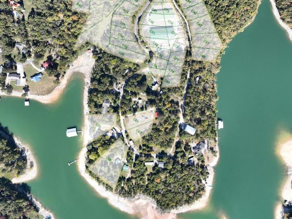 896 Shawnee Drive, Jacksboro, TN 37757