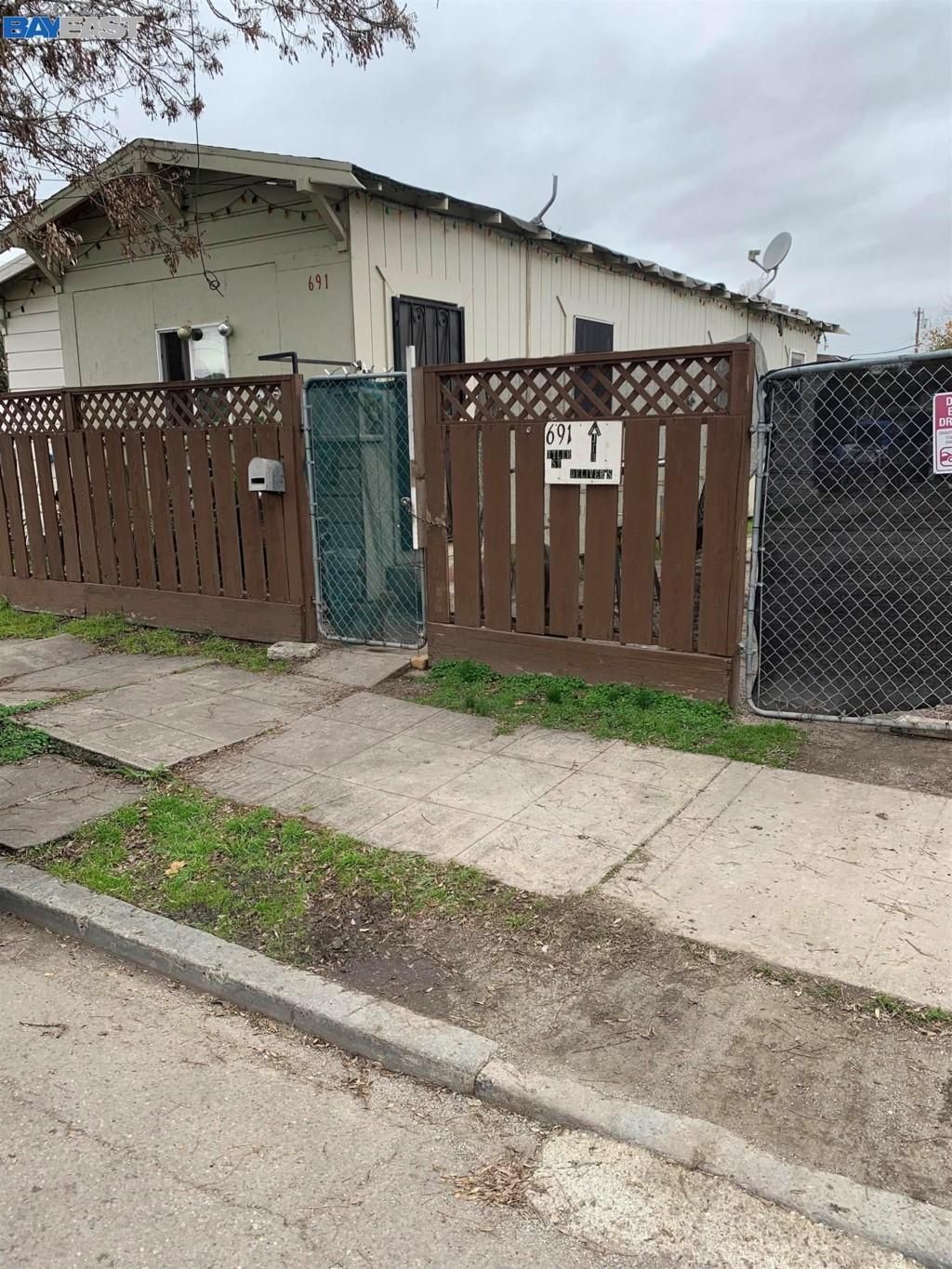 691 Tyler St, Oakland, CA 94603 Main Photo