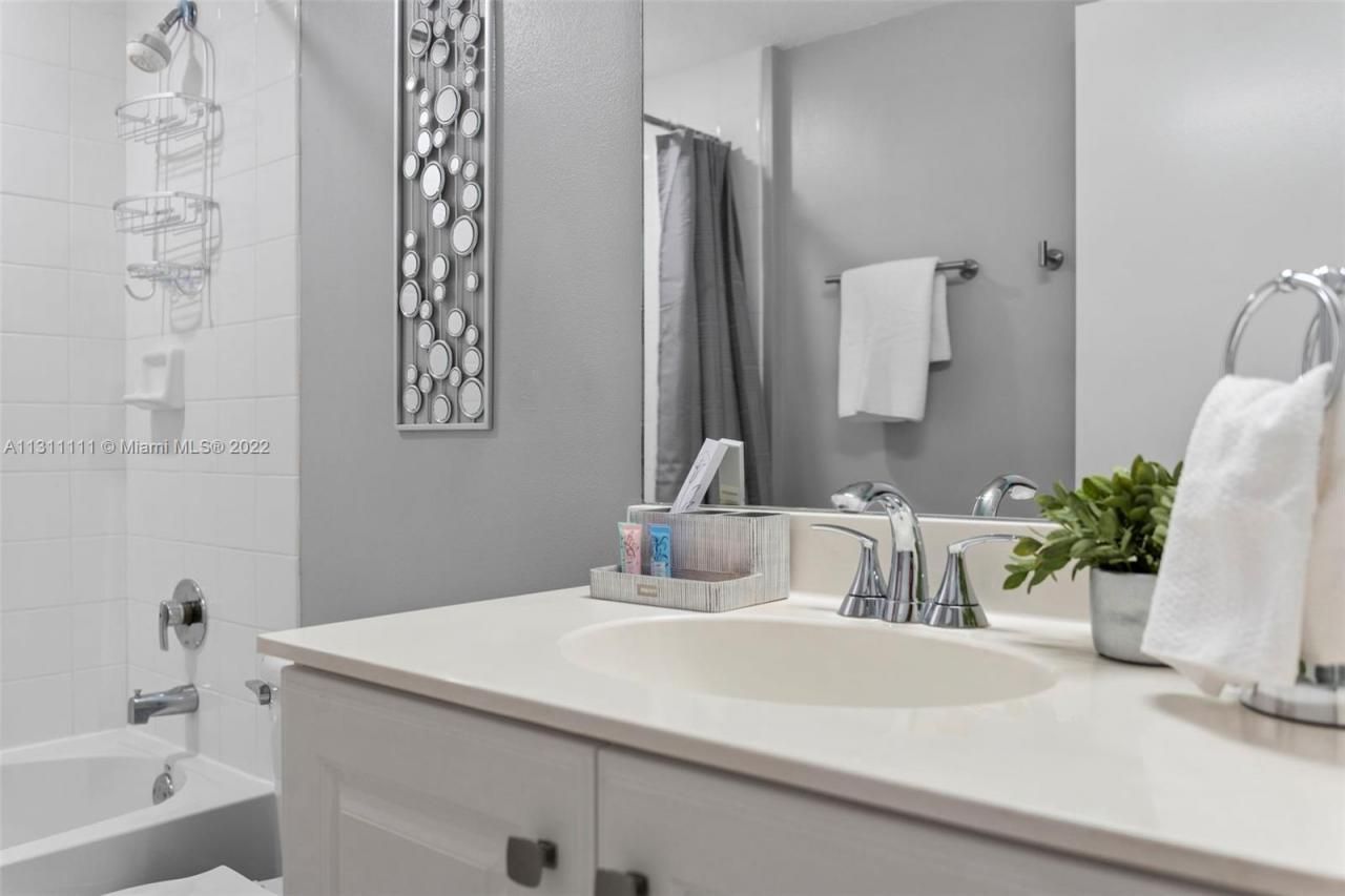 18100 N Bay Rd, Unit 308, Sunny Isles Beach, FL 33160 Photo