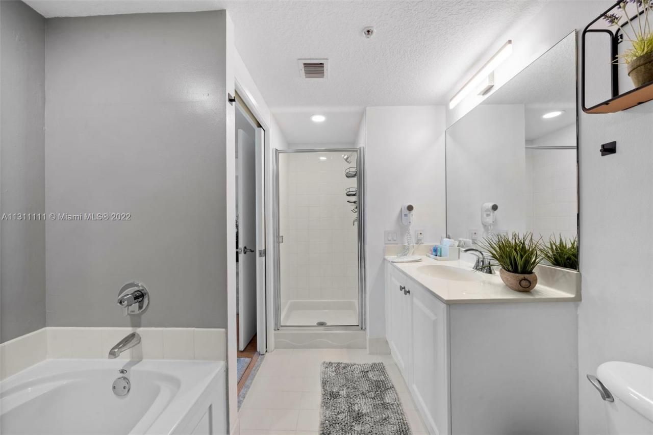 18100 N Bay Rd, Unit 308, Sunny Isles Beach, FL 33160 Photo