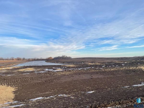 215 Grey Goose Dr, Wentworth, SD 57075