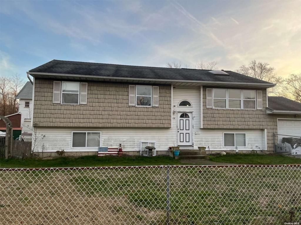 308 Daly Place, Copiague, NY 11726 Main Photo