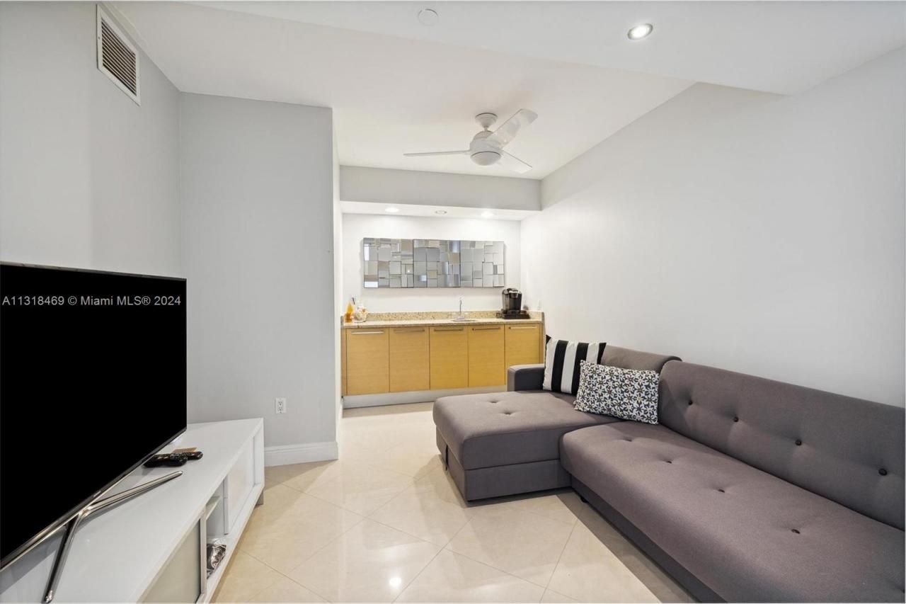 1830 S Ocean Dr, Unit 2703, Hallandale Beach, FL 33009 Photo