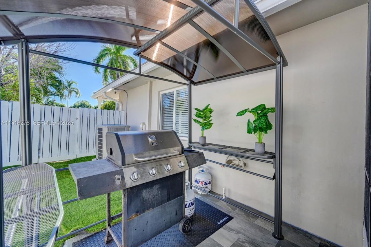 825 Harrison St, Hollywood, FL 33019 Photo