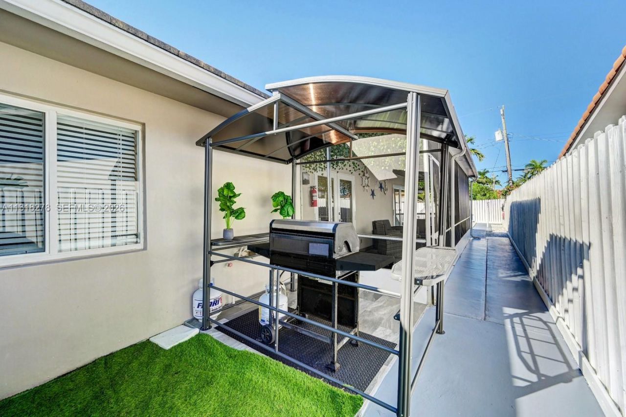 825 Harrison St, Hollywood, FL 33019 Photo