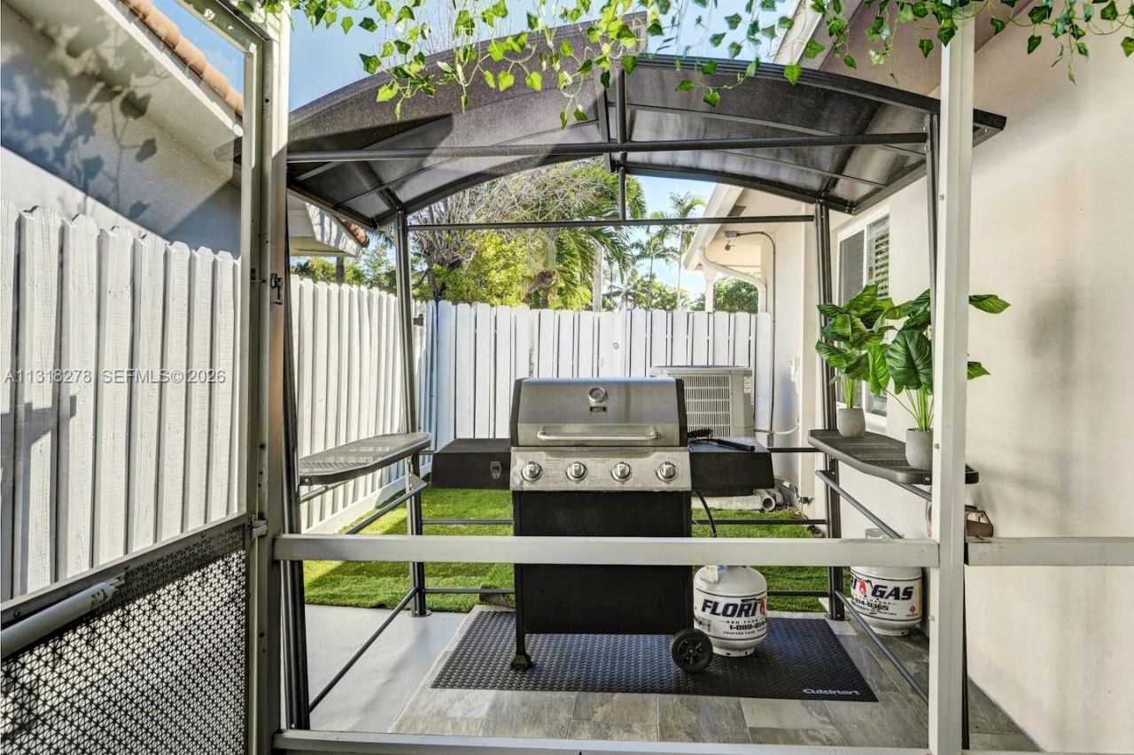 825 Harrison St, Hollywood, FL 33019 Photo