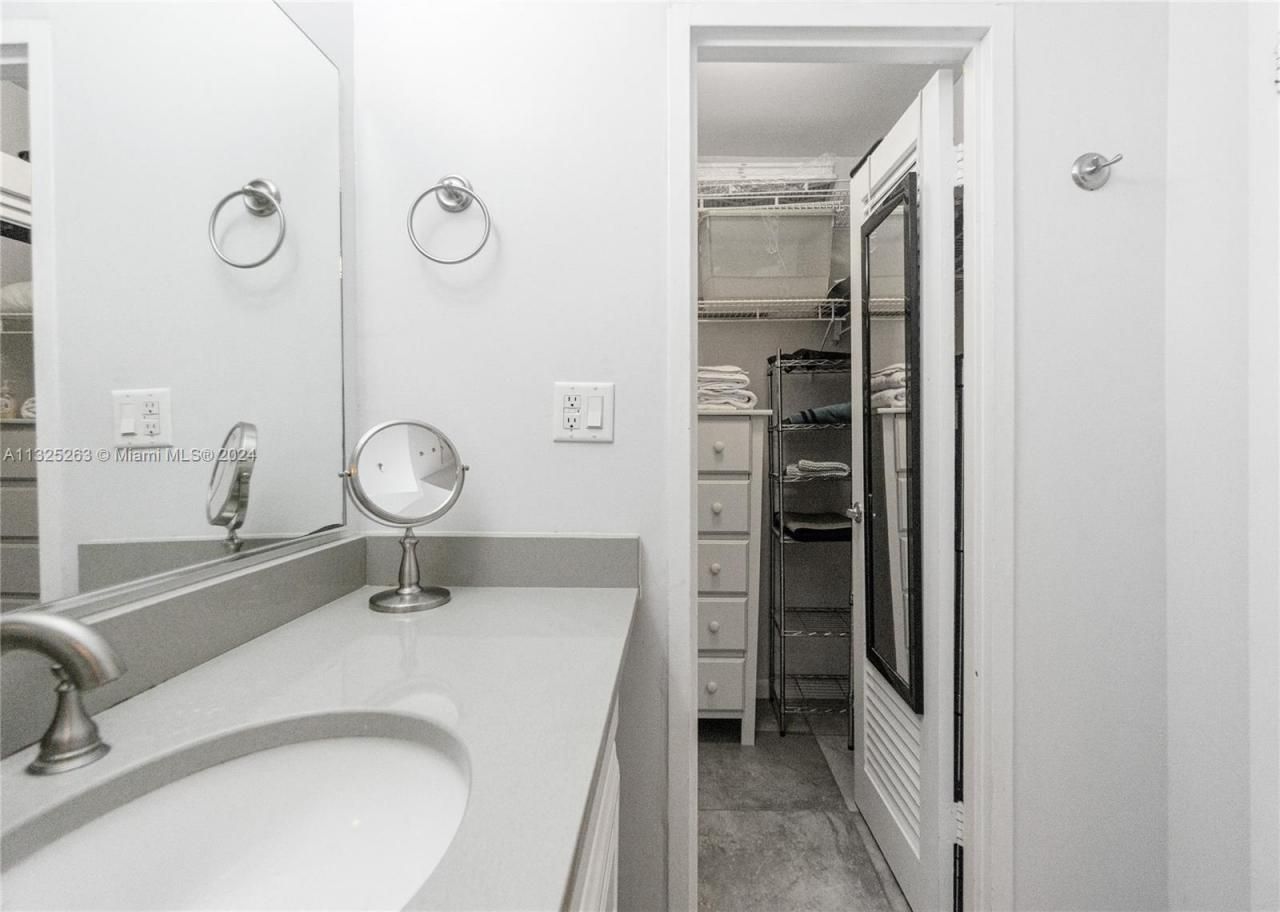 100 Lincoln Rd, Unit 320, Miami Beach, FL 33139 Photo