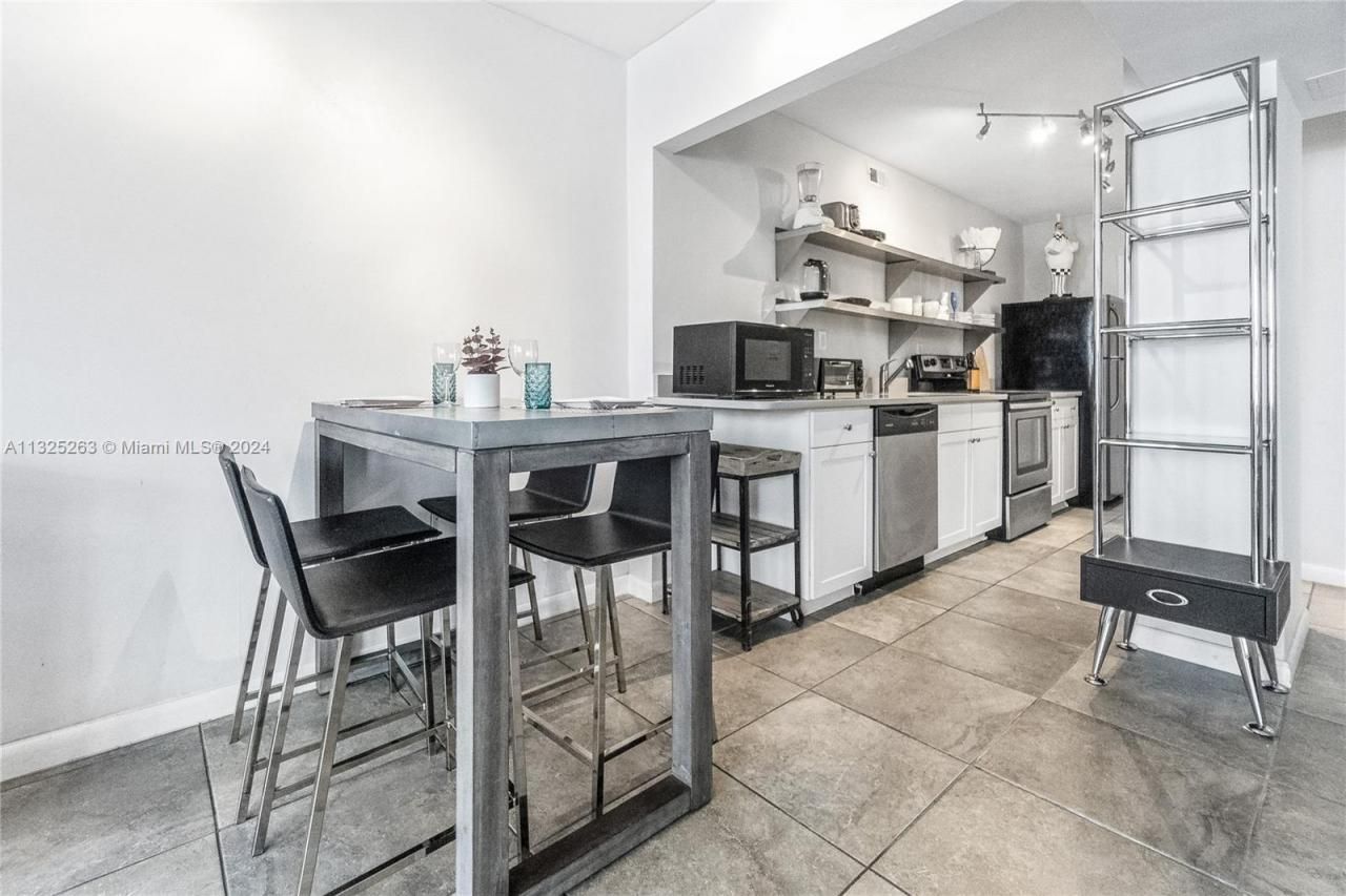 100 Lincoln Rd, Unit 320, Miami Beach, FL 33139 Photo