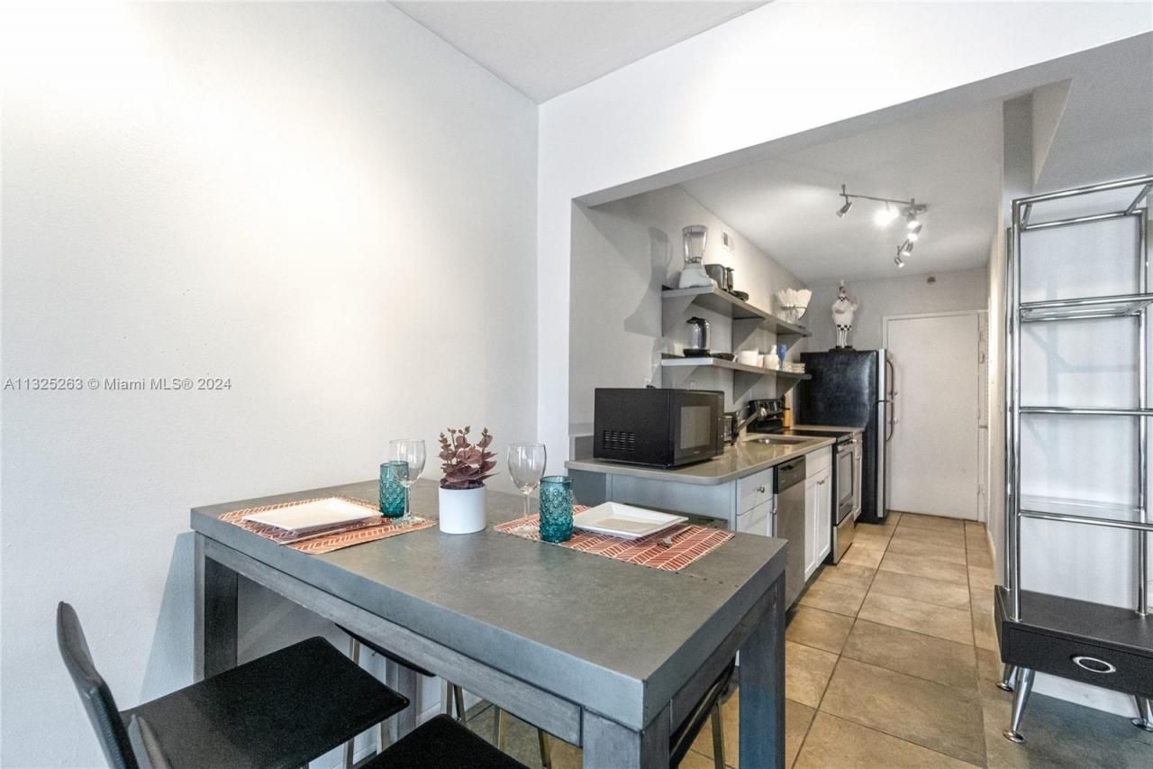 100 Lincoln Rd, Unit 320, Miami Beach, FL 33139 Photo